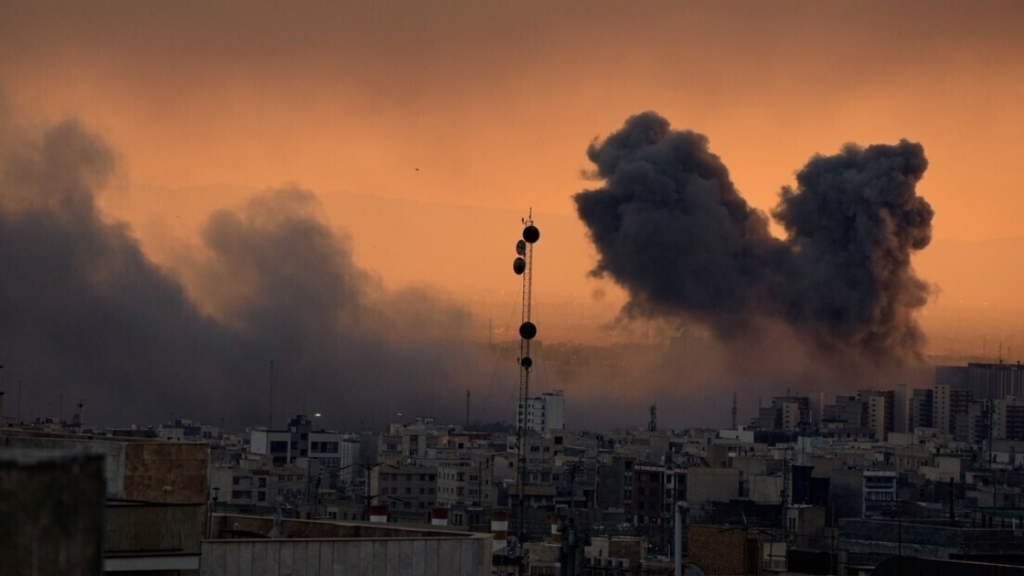 Ataques de Estados Unidos e Israel ao Irã destruíram mais de 54 mil casas, com 1.400 mortos; Crescente Vermelho Internacional aponta violações de direitos humanos e riscos de crimes de guerra