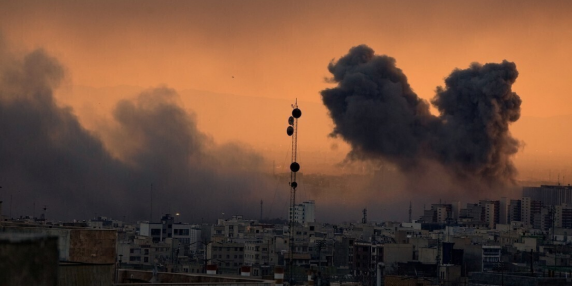 Ataques de Estados Unidos e Israel ao Irã destruíram mais de 54 mil casas, com 1.400 mortos; Crescente Vermelho Internacional aponta violações de direitos humanos e riscos de crimes de guerra