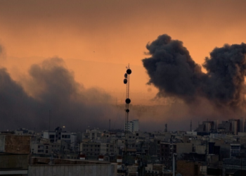 Ataques de Estados Unidos e Israel ao Irã destruíram mais de 54 mil casas, com 1.400 mortos; Crescente Vermelho Internacional aponta violações de direitos humanos e riscos de crimes de guerra