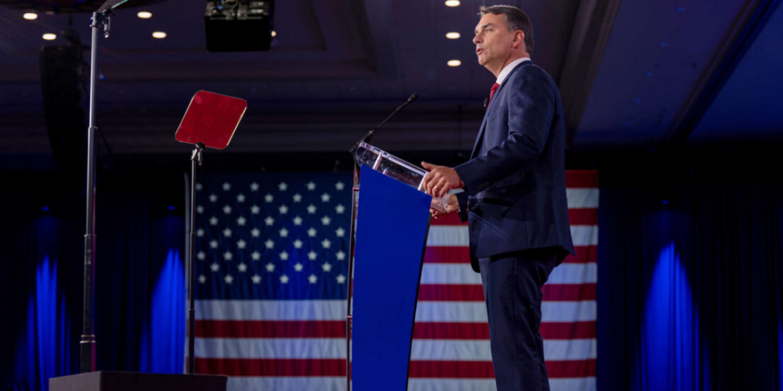 Flávio Bolsonaro discursou na CPAC, nos EUA, criticou o governo Lula e destacou a importância estratégica do Brasil para os norte-americanos.