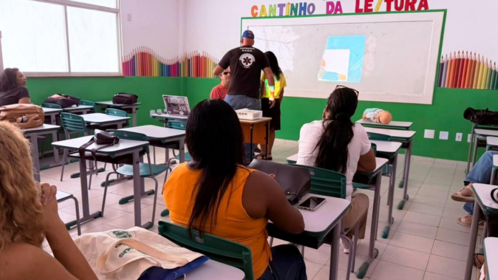 Professores de Carapebus recebem treinamento em primeiros socorros para atuar em emergências escolares. Capacitação será ampliada em toda a rede municipal.