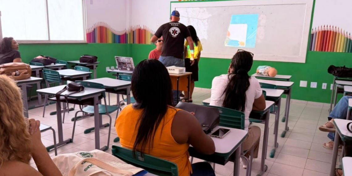 Professores de Carapebus recebem treinamento em primeiros socorros para atuar em emergências escolares. Capacitação será ampliada em toda a rede municipal.