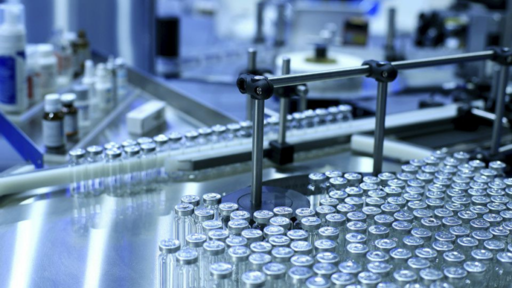Conflito no Oriente Médio acende alerta sobre impacto na distribuição global de medicamentos. Governo brasileiro monitora situação e descarta falta no país por enquanto.