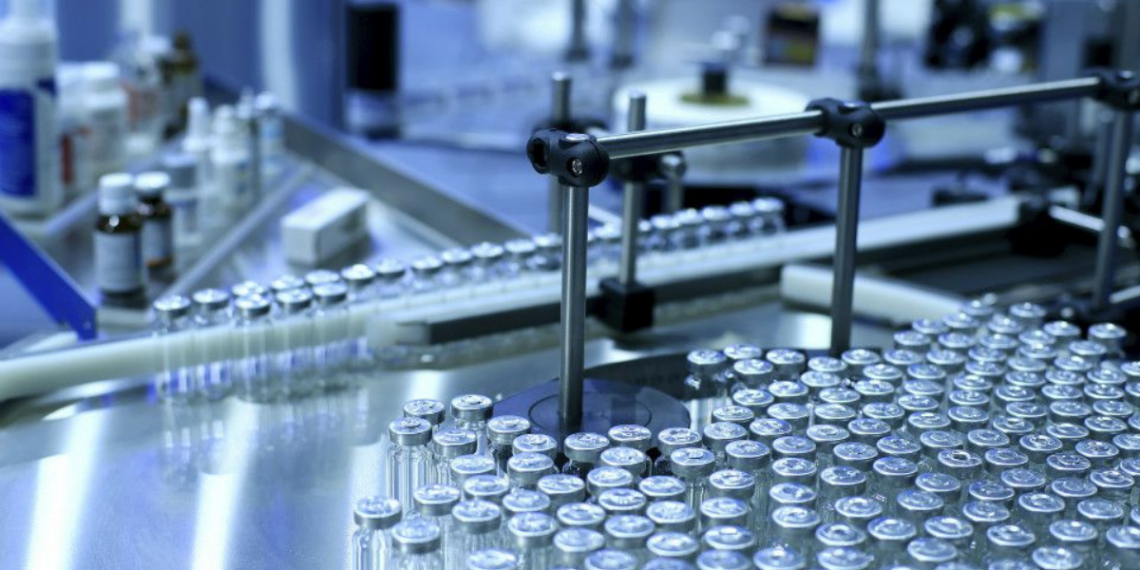 Conflito no Oriente Médio acende alerta sobre impacto na distribuição global de medicamentos. Governo brasileiro monitora situação e descarta falta no país por enquanto.