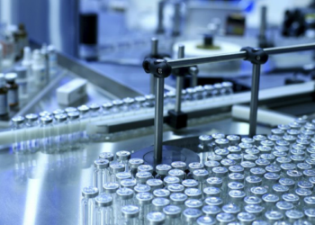 Conflito no Oriente Médio acende alerta sobre impacto na distribuição global de medicamentos. Governo brasileiro monitora situação e descarta falta no país por enquanto.