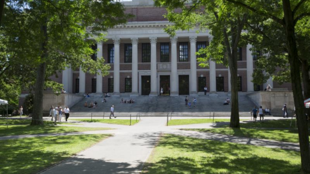 Harvard vira alvo de ação bilionária por acusações de antissemitismo