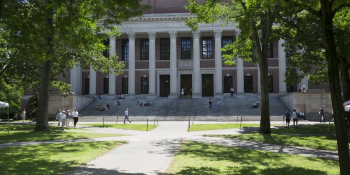 Harvard vira alvo de ação bilionária por acusações de antissemitismo
