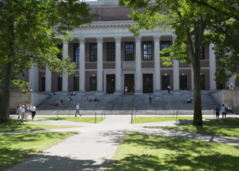 Harvard vira alvo de ação bilionária por acusações de antissemitismo