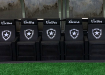 Botafogo anuncia demissão de Martín Anselmi e tenta reverter fase irregular no futebol brasileiro.