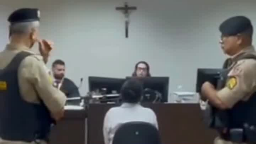 Mãe acusada de homicídio é absolvida após agir para proteger filha de abuso em Belo Horizonte.
