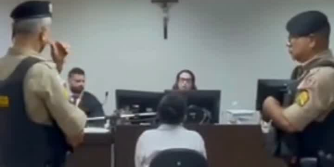 Mãe acusada de homicídio é absolvida após agir para proteger filha de abuso em Belo Horizonte.