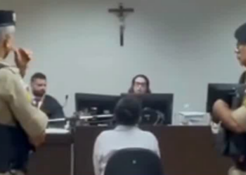 Mãe acusada de homicídio é absolvida após agir para proteger filha de abuso em Belo Horizonte.