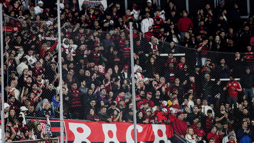 Ingressos para Flamengo x Bragantino já estão disponíveis. Veja valores, setor visitante e exigências para entrada.