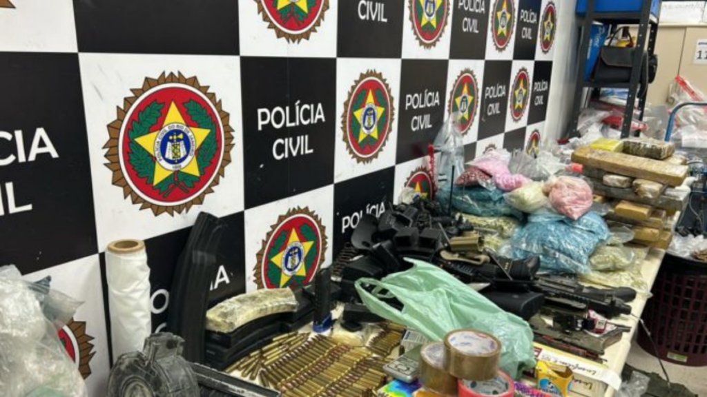 Polícia Militar apreende mais de R$ 68 mil, drogas e celulares em operação no bairro Âncora, em Rio das Ostras; dois suspeitos foram levados à delegacia.