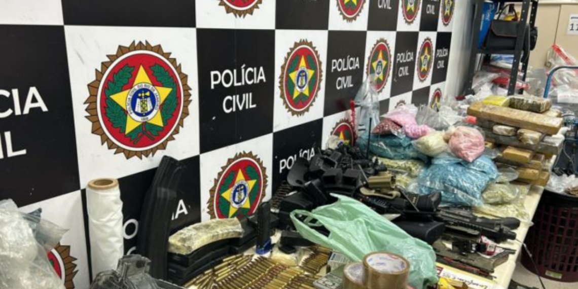 Polícia Militar apreende mais de R$ 68 mil, drogas e celulares em operação no bairro Âncora, em Rio das Ostras; dois suspeitos foram levados à delegacia.