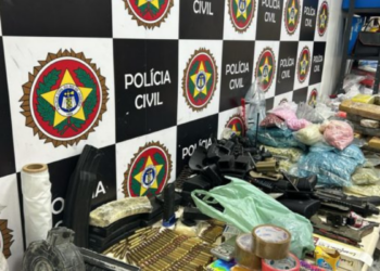 Polícia Militar apreende mais de R$ 68 mil, drogas e celulares em operação no bairro Âncora, em Rio das Ostras; dois suspeitos foram levados à delegacia.