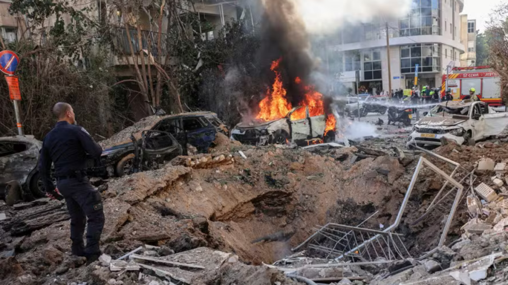 Seis pessoas ficam feridas após queda de fragmentos de míssil iraniano em Israel e Cisjordânia.