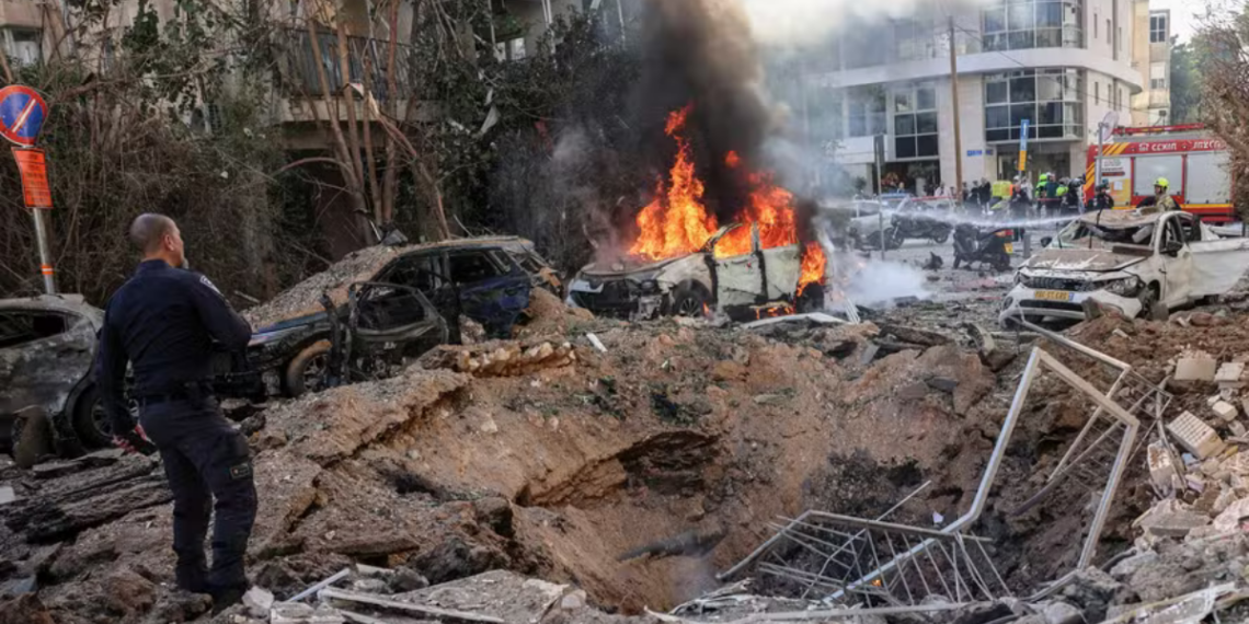 Seis pessoas ficam feridas após queda de fragmentos de míssil iraniano em Israel e Cisjordânia.