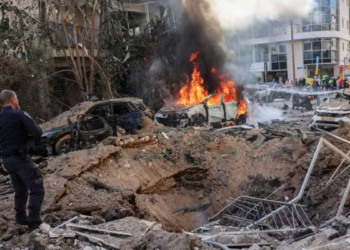 Seis pessoas ficam feridas após queda de fragmentos de míssil iraniano em Israel e Cisjordânia.