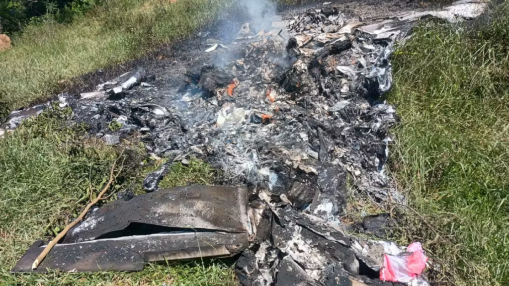 A queda de um avião de pequeno porte em Rio Claro (RJ) deixou dois mortos neste domingo (29). Aeronave era experimental e estava regular, segundo a ANAC.
