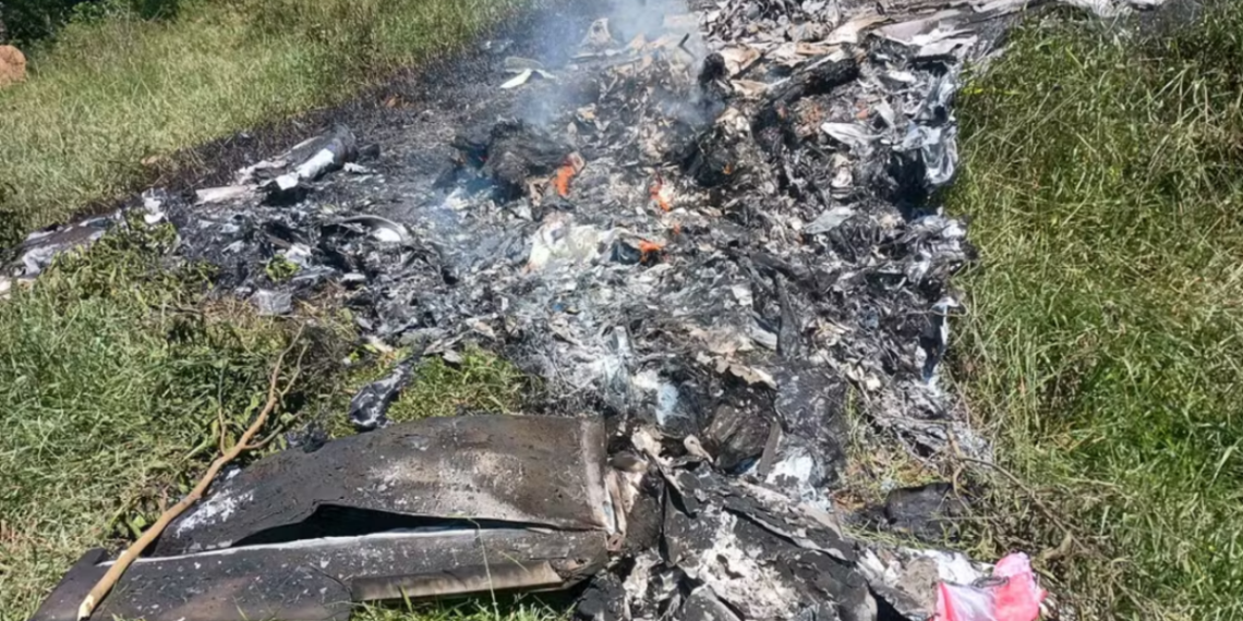 A queda de um avião de pequeno porte em Rio Claro (RJ) deixou dois mortos neste domingo (29). Aeronave era experimental e estava regular, segundo a ANAC.
