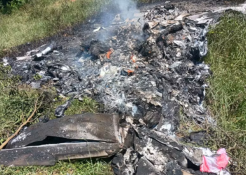 A queda de um avião de pequeno porte em Rio Claro (RJ) deixou dois mortos neste domingo (29). Aeronave era experimental e estava regular, segundo a ANAC.