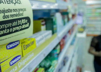 Projeto de lei aprovado pelo Congresso permite farmácias dentro de supermercados, exige espaço exclusivo e farmacêutico durante funcionamento. Texto aguarda sanção do presidente Lula.