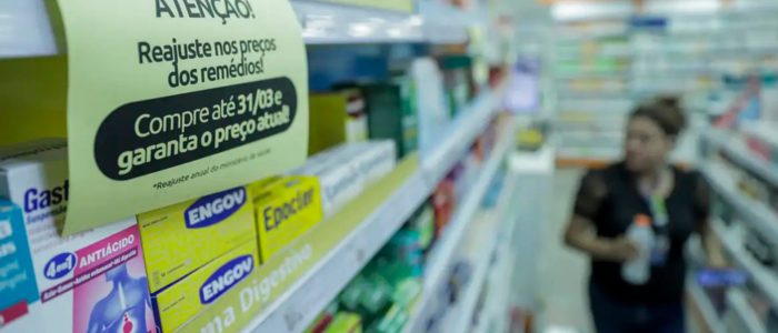 Projeto de lei aprovado pelo Congresso permite farmácias dentro de supermercados, exige espaço exclusivo e farmacêutico durante funcionamento. Texto aguarda sanção do presidente Lula.