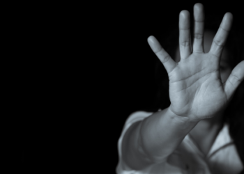O Código Penal define o estupro e suas variações, incluindo coletivo e contra vulneráveis. Senado aprova PL 2.195/24 reforçando criminalização de relações sexuais com menores de 14 anos.