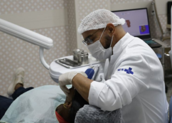 Mulheres vítimas de agressões poderão acessar tratamento odontológico gratuito pelo SUS, incluindo próteses e implantes, com unidades móveis distribuídas pelo país.
