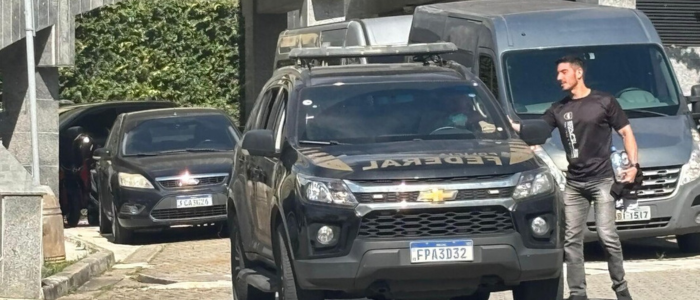 O ministro André Mendonça autorizou a transferência de Daniel Vorcaro para a Penitenciária Federal de Brasília, atendendo pedido da Polícia Federal que apontou risco à segurança do banqueiro.