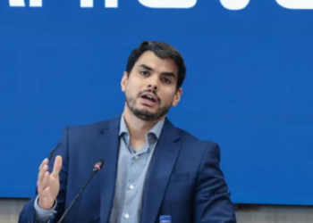 Setor automotivo brasileiro registra crescimento de 8,6% nas vendas em fevereiro, mas produção acumulada e exportações caem. Híbridos e elétricos alcançam maior participação histórica.