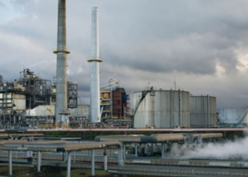 O conflito no Oriente Médio eleva preços do petróleo e do gás natural. Brasil, México, Colômbia e Equador podem se beneficiar, enquanto instabilidade global aumenta riscos para transporte e produção.