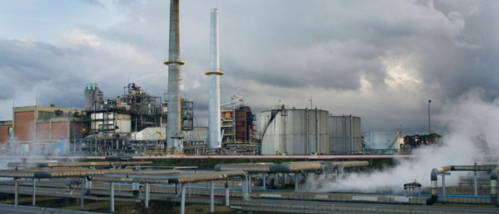 O conflito no Oriente Médio eleva preços do petróleo e do gás natural. Brasil, México, Colômbia e Equador podem se beneficiar, enquanto instabilidade global aumenta riscos para transporte e produção.