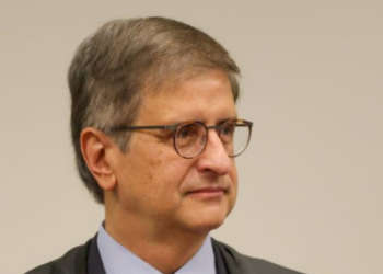 O procurador-geral da República, Paulo Gonet, enviou parecer ao STF defendendo a volta da resolução que limita o aborto a 22 semanas, reacendendo debate sobre direitos da gestante e proteção do feto.