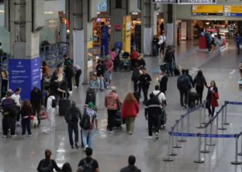 A ANAC estabeleceu novas normas para punir passageiros indisciplinados, incluindo multas de até R$ 17 mil e proibição de embarque em casos graves. As regras entram em vigor 180 dias após publicação.