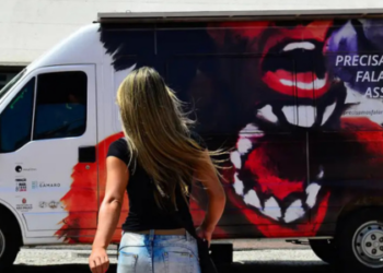 Assédio moral e sexual no trabalho ainda afeta milhares de mulheres no Brasil. Especialistas orientam como reunir provas e denunciar abusos no ambiente profissional.