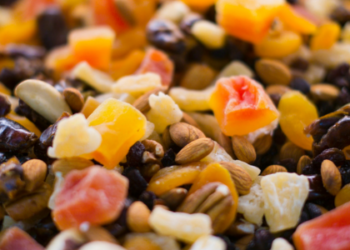Estudo do Vanderbilt University Medical Center indica que consumir frutos secos entre as refeições pode reduzir o desejo por doces e melhorar a qualidade da dieta.
