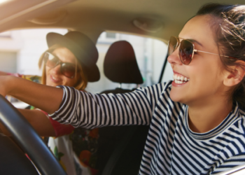 Estudo da seguradora Tempcover indica que jovens da Geração Z enfrentam medo de dirigir mesmo com carteira, evitando tarefas do trânsito e limitando carreira e mobilidade.