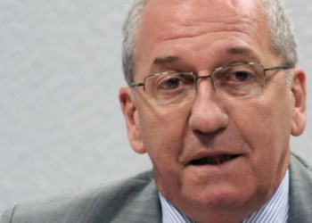 Franklin Martins, ex-ministro de Comunicação Social, foi deportado pelo Panamá durante escala aérea. Autoridades brasileiras receberam pedido de desculpas e ABI classifica ação como arbitrária.