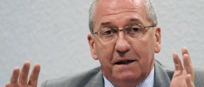 Franklin Martins, ex-ministro de Comunicação Social, foi deportado pelo Panamá durante escala aérea. Autoridades brasileiras receberam pedido de desculpas e ABI classifica ação como arbitrária.