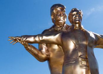 Estátua satírica mostrando Donald Trump abraçado a Jeffrey Epstein é instalada no National Mall, em Washington, e provoca debate político e artístico nos Estados Unidos.