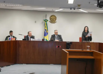 O STF começou a julgar ação penal que investiga desvios de recursos públicos no Maranhão por meio da venda de emendas parlamentares. Oito réus, incluindo deputados, são acusados de fraude e cobrança indevida.