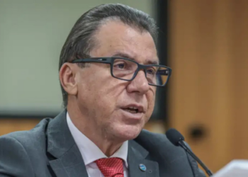 Ministro do Trabalho defende redução da jornada para 40 horas semanais sem afetar salários. Congresso avalia propostas de PECs que propõem 36 horas semanais com escalas diferentes.