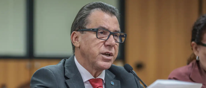 Ministro do Trabalho defende redução da jornada para 40 horas semanais sem afetar salários. Congresso avalia propostas de PECs que propõem 36 horas semanais com escalas diferentes.