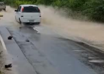 Chuvas intensas causam alagamentos em São Pedro da Aldeia e moradores realizam protesto na RJ-140 para cobrar soluções das autoridades. Outras cidades da Região dos Lagos também registraram transtornos.