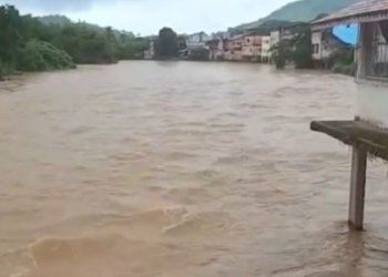 Temporal provoca aumento rápido do nível do rio em Rio Preto, distrito da região serrana de Campos dos Goytacazes. Moradores registram avanço da água e Defesa Civil acompanha a situação.