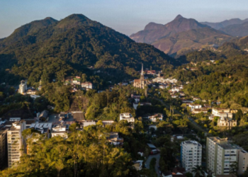 Defesa Civil de Petrópolis aciona sistema de sirenes após alerta de chuva moderada a forte na Região Serrana do Rio de Janeiro.