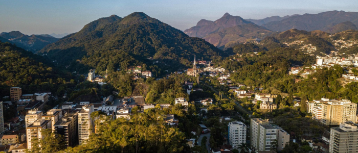 Defesa Civil de Petrópolis aciona sistema de sirenes após alerta de chuva moderada a forte na Região Serrana do Rio de Janeiro.
