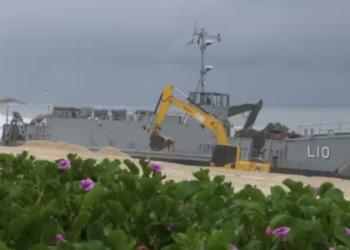 Uma embarcação da Marinha do Brasil encalhou na Praia da Macumba, no bairro do Recreio dos Bandeirantes, na Zona Oeste do Rio de Janeiro. O navio envolvido é o Guarapari, utilizado em operações de desembarque de carga geral e apoio logístico da força naval.